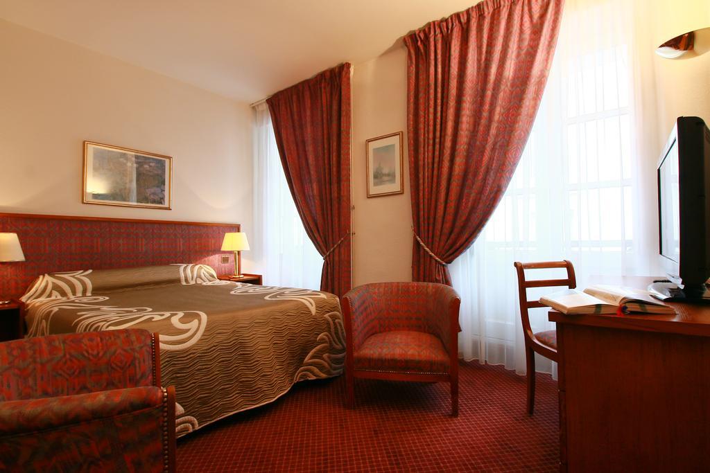Hotel D'Etigny Bagneres-de-Luchon Exterior photo